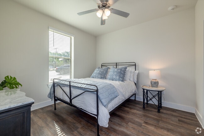 B1 2BR, 2BA - 938SF - Primary Bedroom