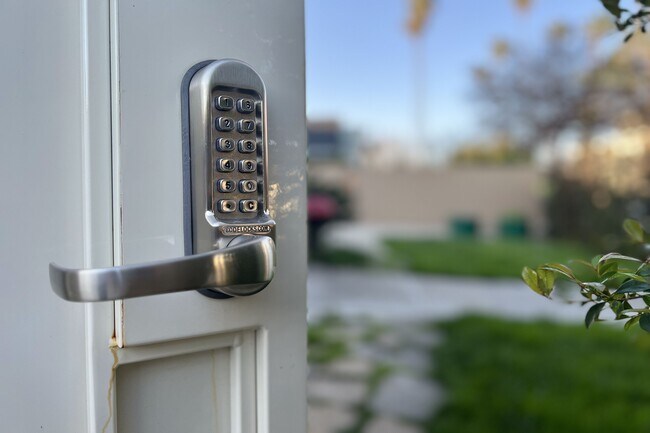 Photo - 815 N Hobart Blvd Casa