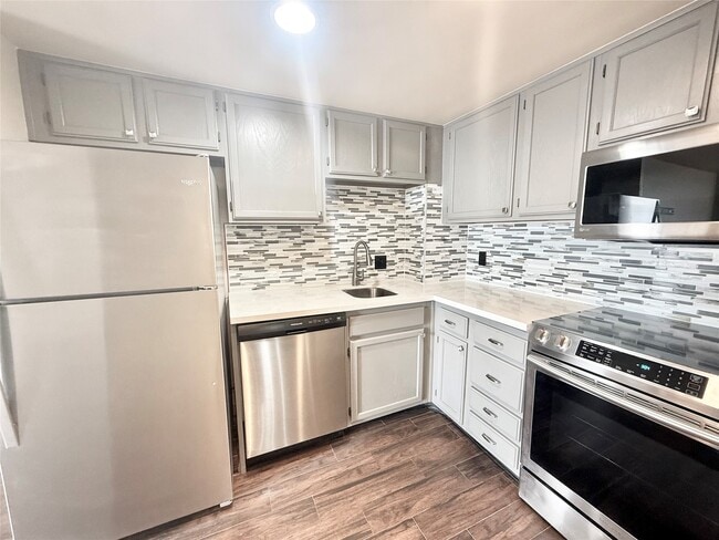 Building Photo - 2016 Main St Unit 1816