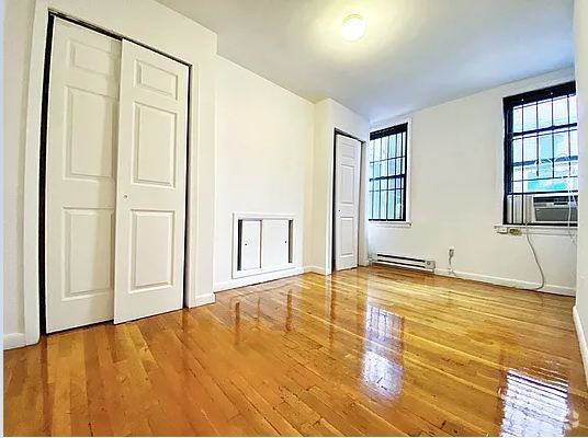 Building Photo - 139 E 12th St Rental