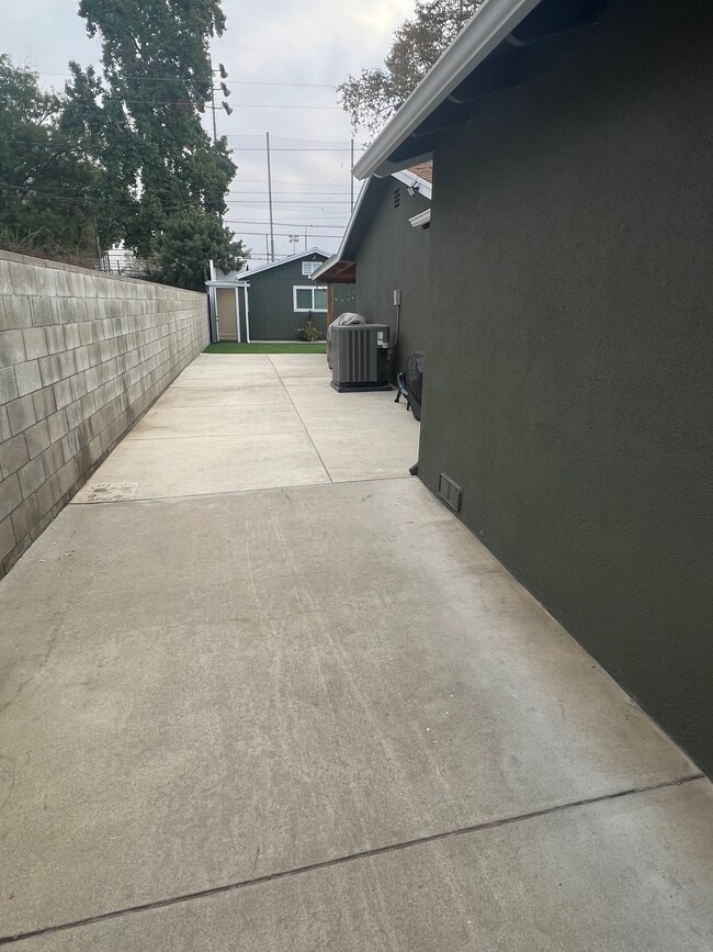 Private entrance to unit - 4862 N Mangrove Ave