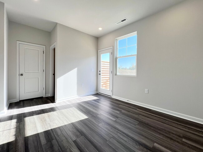 Photo - 1988 Rosedale Rdg Ave