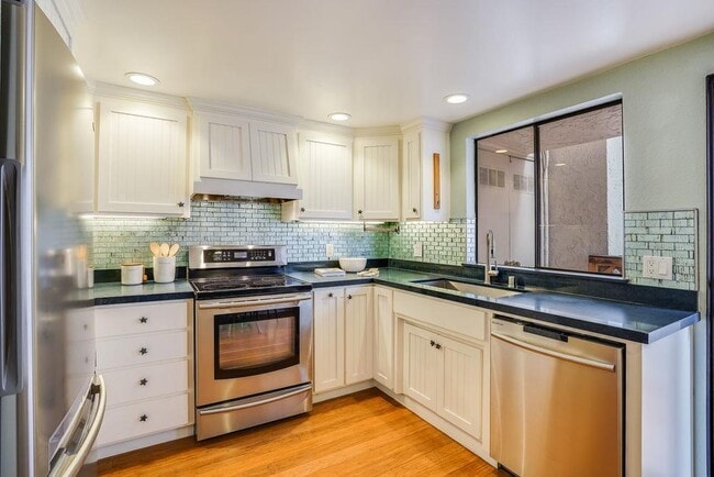 Photo - 402 Hogarth Terrace