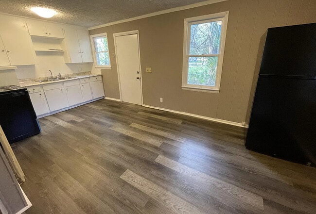 Photo - 5910 Droad St