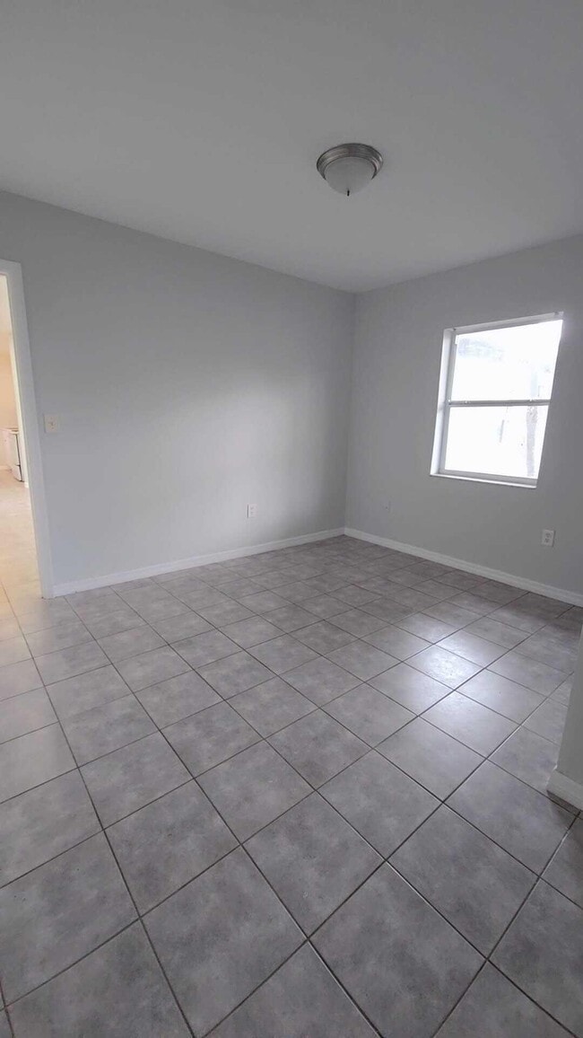 Building Photo - 621 NW 5th Ave Unit 4