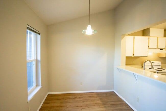 Photo - Top Floor 2/2 w/Condo Finishes + Vaulted Ceilings!! Unit 236-05
