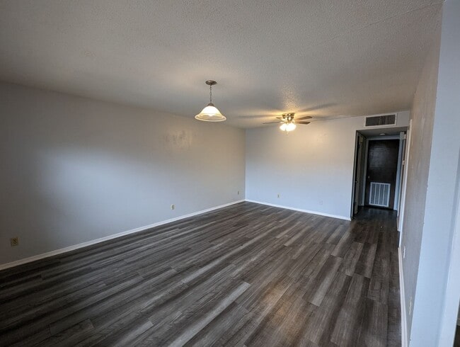 Building Photo - 1 Bedroom/1 Bathroom Apartment in Batesville Unit 5