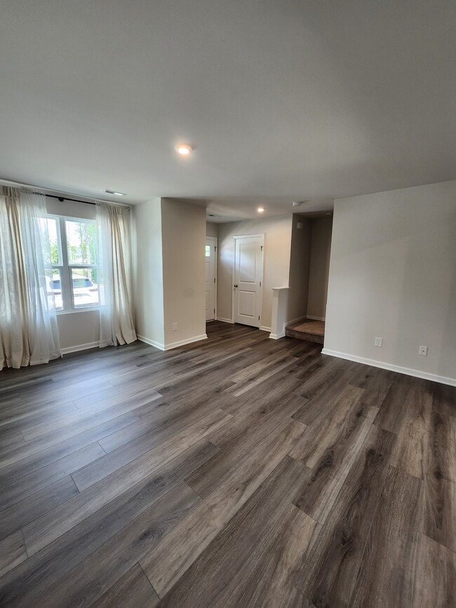 Photo - 116 Forthside Wy