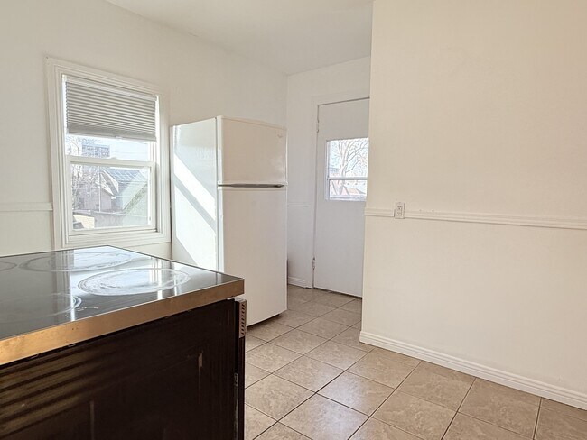 Photo - 106 Shepherd St E