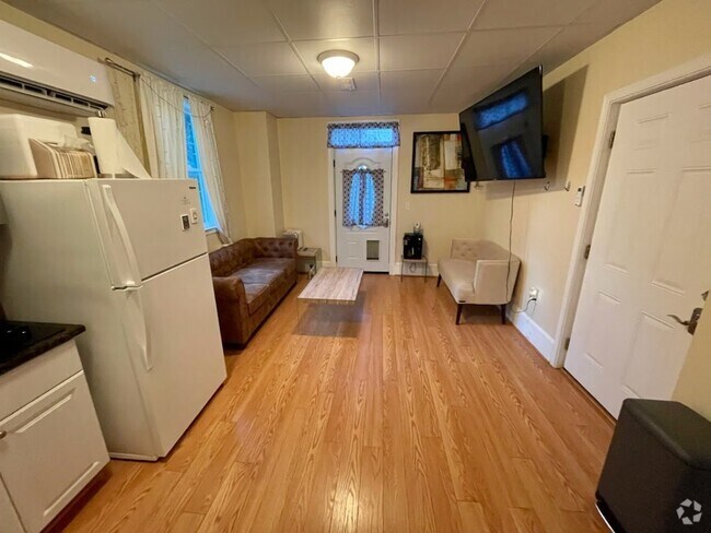 Building Photo - 433 Day Ave SW Unit Downstairs Rental