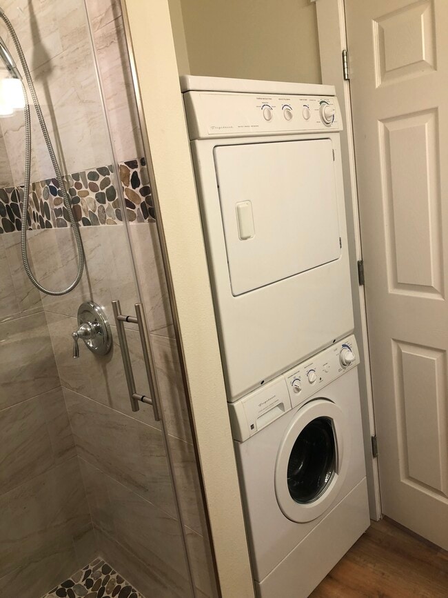 Washer/dryer - 1612 S Cochran St Unit Cochran