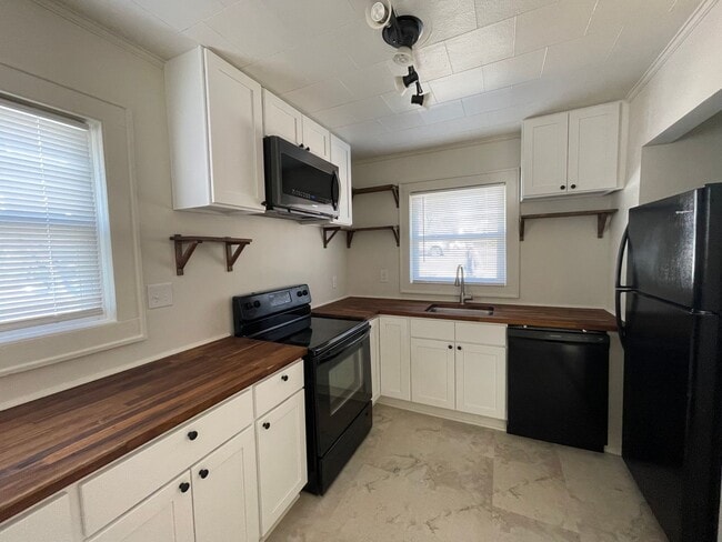 Building Photo - 2 Bedroom duplex on edge of Downtown Morganton Unit 106 B