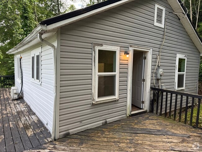 Building Photo - 207 Poplar St Rental