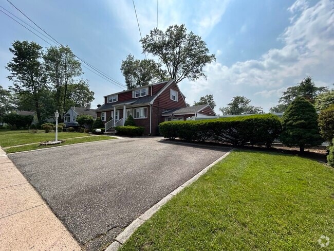 Building Photo - 84 N Vivyen St Rental