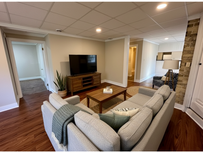 Building Photo - 2500 N Bartlett Ave Unit 2500