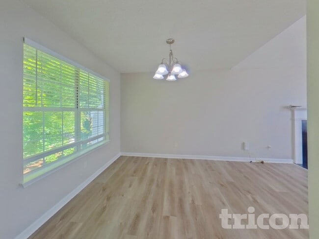 Photo - 868 Asbury Way