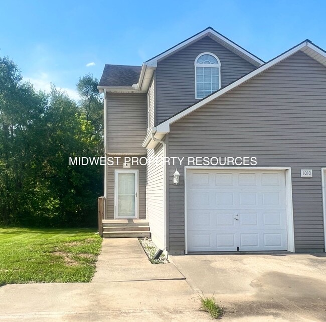 Building Photo - Highly Desired 3 Bd End Unit For Lease Rental