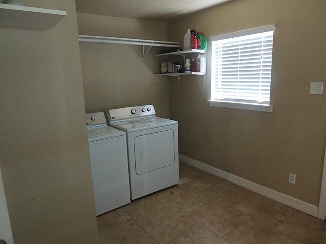 Photo - 1200 E 24th St