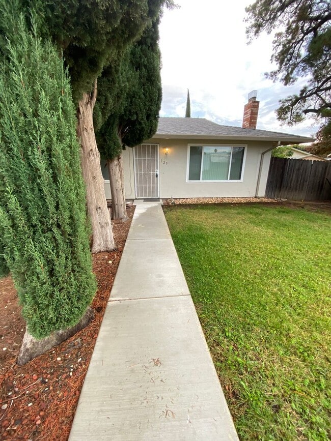 Photo - Available NOW - Cute 3 Bed 2 bath home in ...