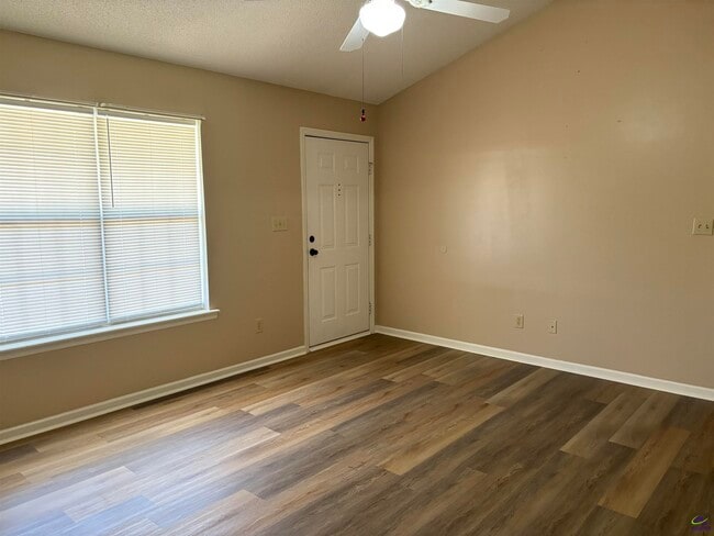 Photo - 210 Addison Ln