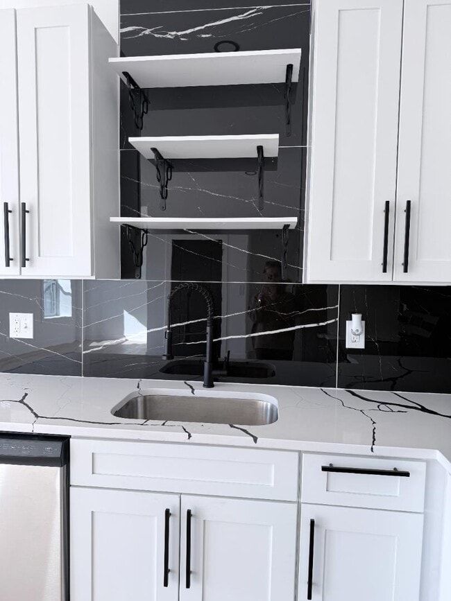 Photo - 828 E Main St