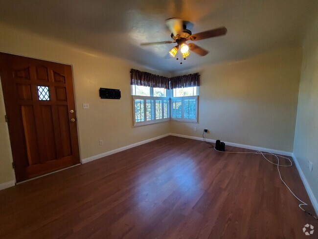 Building Photo - Remodeled 2-bedroom 1 bath plus Bonus Room... Rental