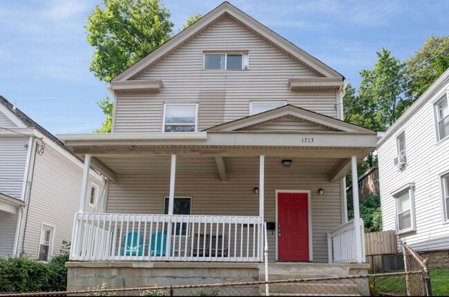 E. WALNUT HILLS - Cute 2 bed in upper of 2... - E. WALNUT HILLS - Cute 2 bed in upper of 2... Apartamento Unidad 2- W.H. TAFT 1713