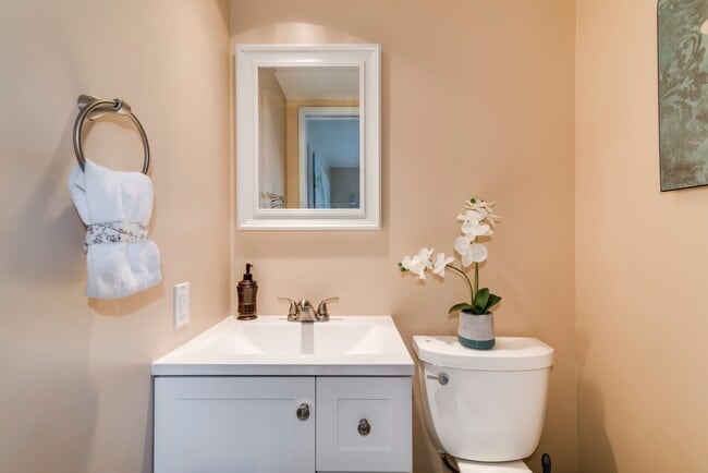 Baño de visitas en el segundo piso. - 1604 Lakeview Blvd E