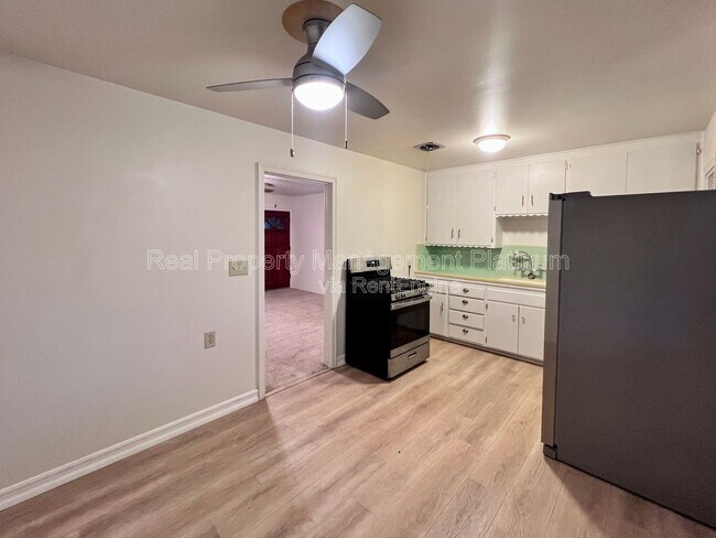 Photo - 1132 W Saginaw Way