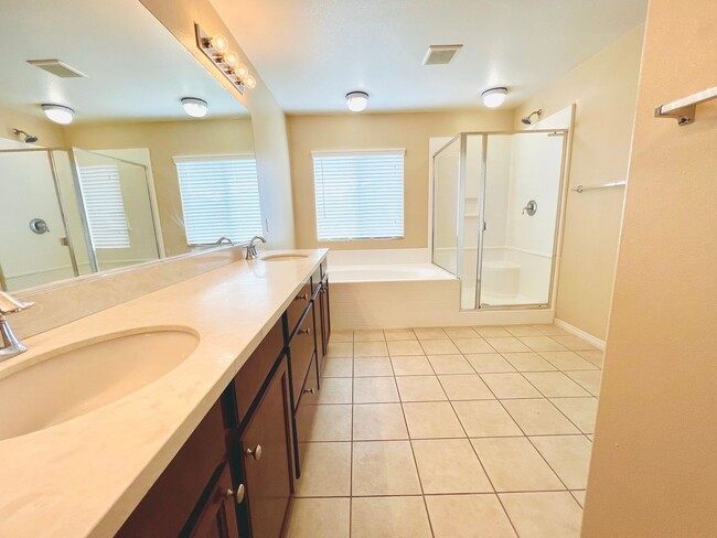 Building Photo - Beautiful 4 Bedroom home