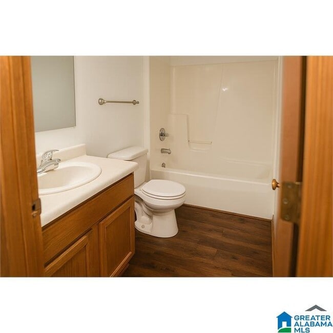 Photo - 611 Center Way S