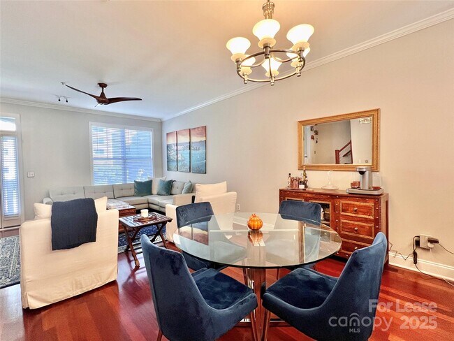 Photo - 833 W 4th St