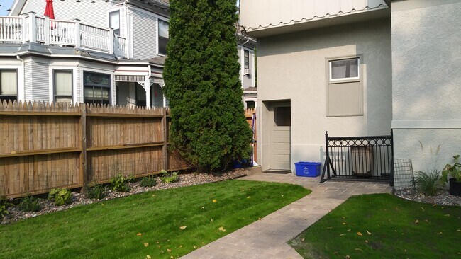 Patio trasero/Estante para bicicletas - 2514 Girard Ave S