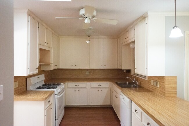 Photo - 8825 Merlin Dr