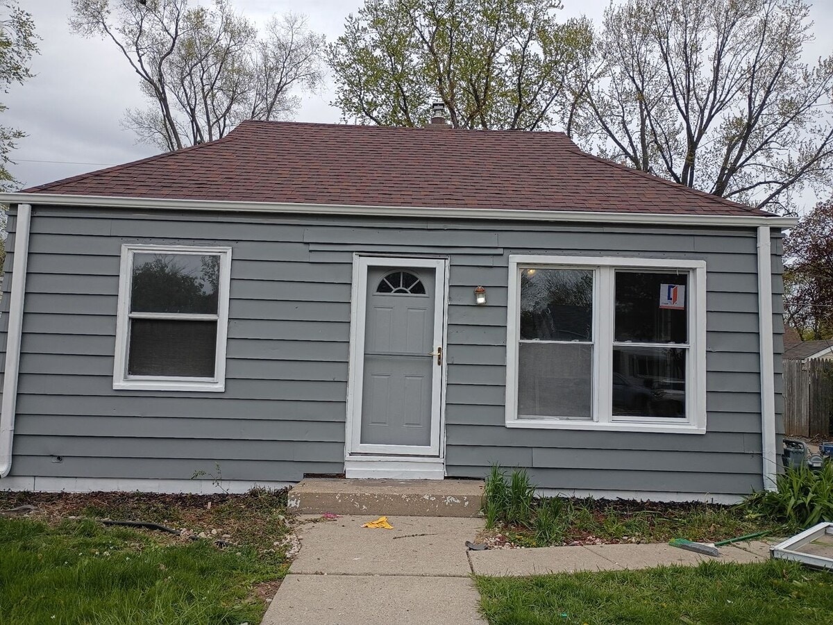 2 Bdr Single Family House with Large yard and Garage - 2 Bdr Single Family House with Large yard and Garage