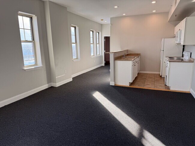 Building Photo - 210 Farmington Ave Unit 405