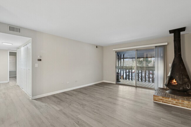 Photo - 6185 Pinewood Ct Unidad 202