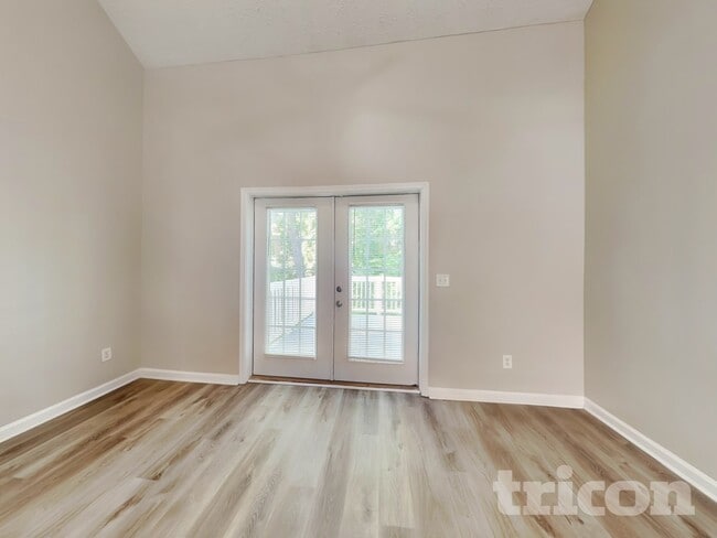 Photo - 2014 Meadow Walk Dr