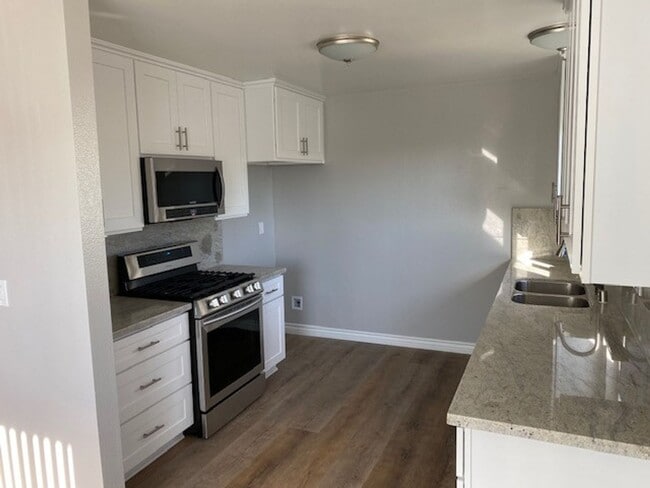 Building Photo - Delaware906 Unit C