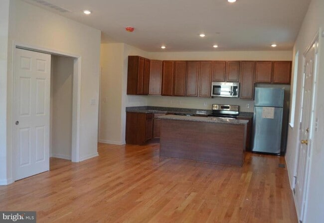 Building Photo - 1043 Easton Rd
