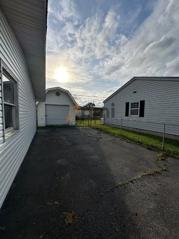 Photo - 732 N State Rd 149