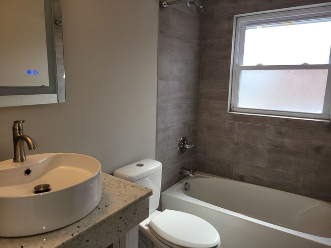 Photo - 1231 Laidlaw Ave