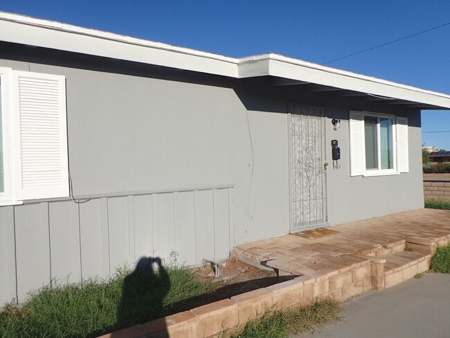 Building Photo - Cute 2bd 1 ba