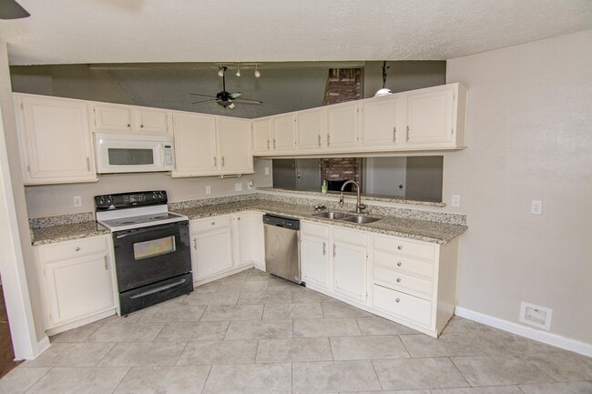 Photo - 16746 Selder Dr