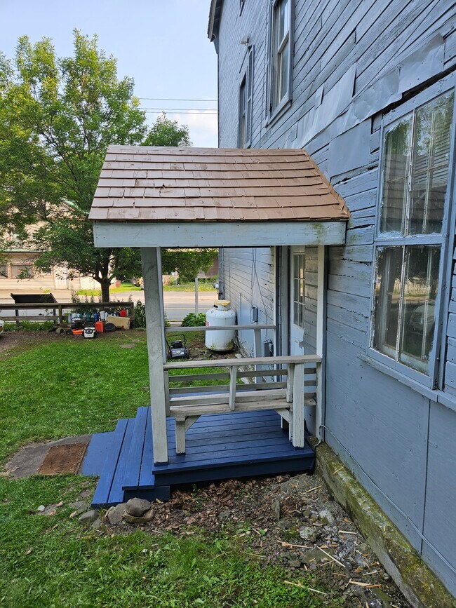 Separate front entrance, parking - 607-615 Main St Unit Hobart Haven in Catskills
