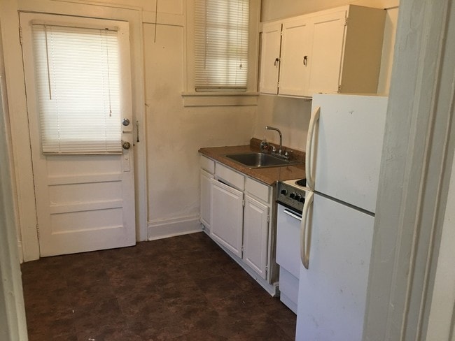 Kitchen - 669 Avenue B NW