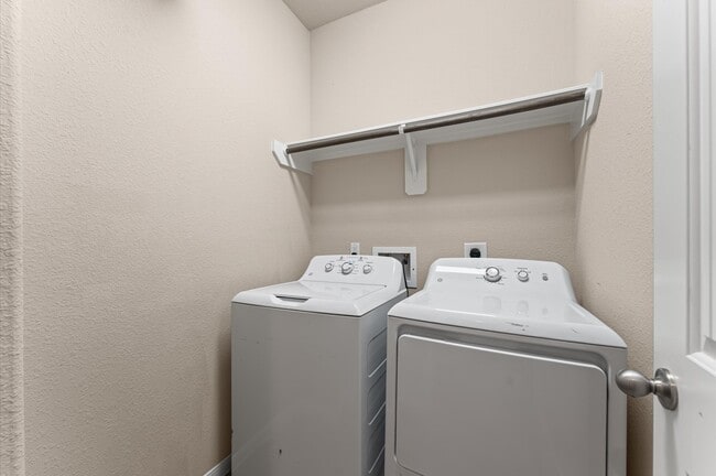 Building Photo - 115 Black Swan Pl