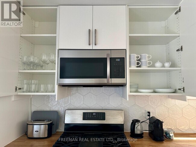 Photo - 3449 Yonge St