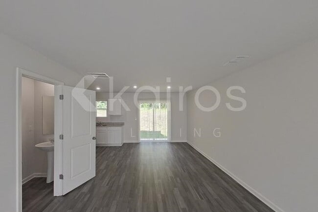 Photo - 233 Topaz Ln