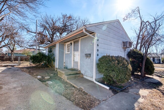 Building Photo - 4600 N Hamilton Dr